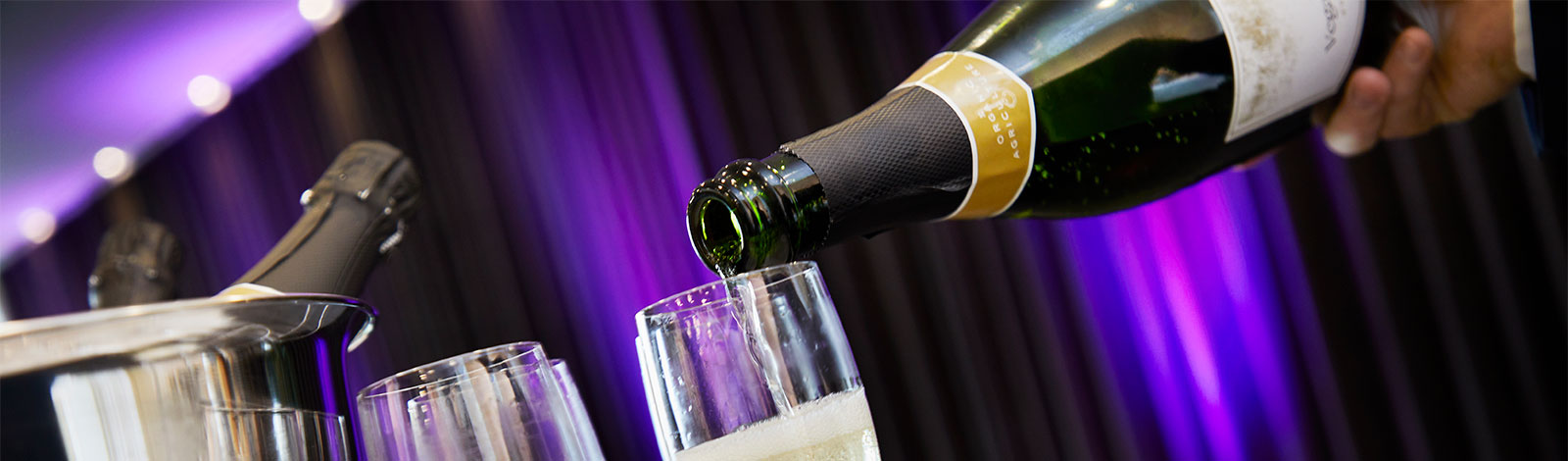 Champagne og smuk belysning skaber fest og glæde ved din fest