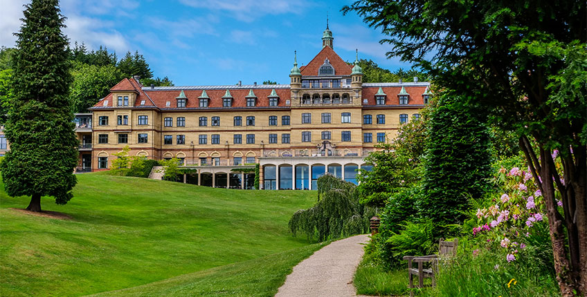 Hotel Vejlefjords smukke hovedbygning set fra parken