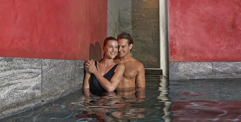 Nyd en romantisk date i badene med saunagus og buffet.
