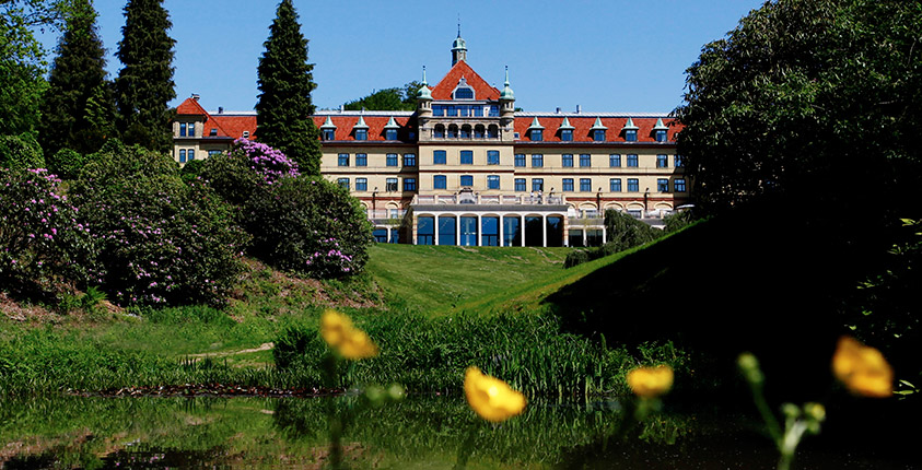 Hotel Vejlefjords smukke hovedbygning set fra parken