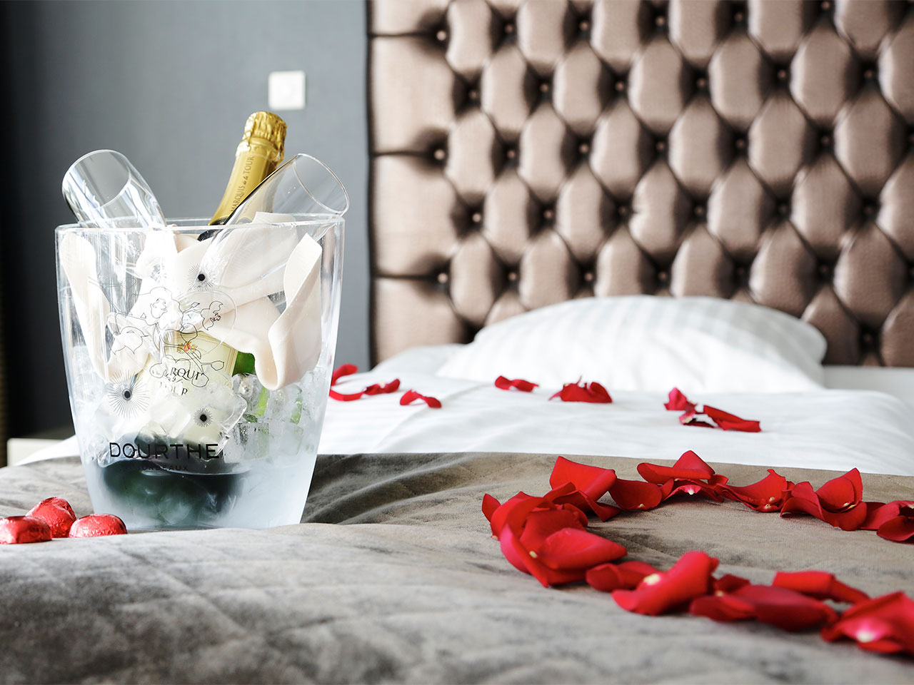 Tilkøb fx vores romantiske pakke når du skal overraske på jeres spaophold på Hotel Vejlefjord