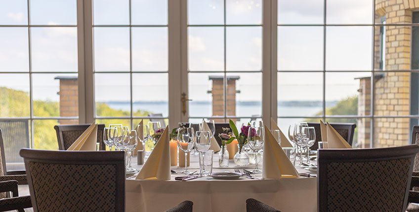 Smukt festdækkede borde til din fest på Hotel Vejlefjord