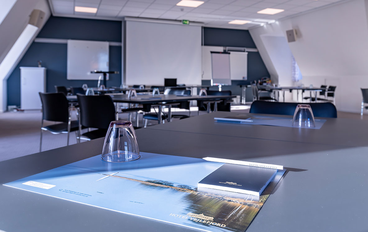 Konferencelokale Vestsalen bord med underlag, blok og blyant Vejlefjord