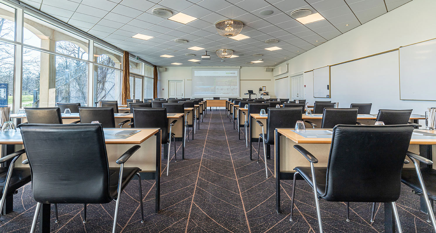 Konferencelokale Krystalsalen Skoleborde mod lærred Vejlefjord