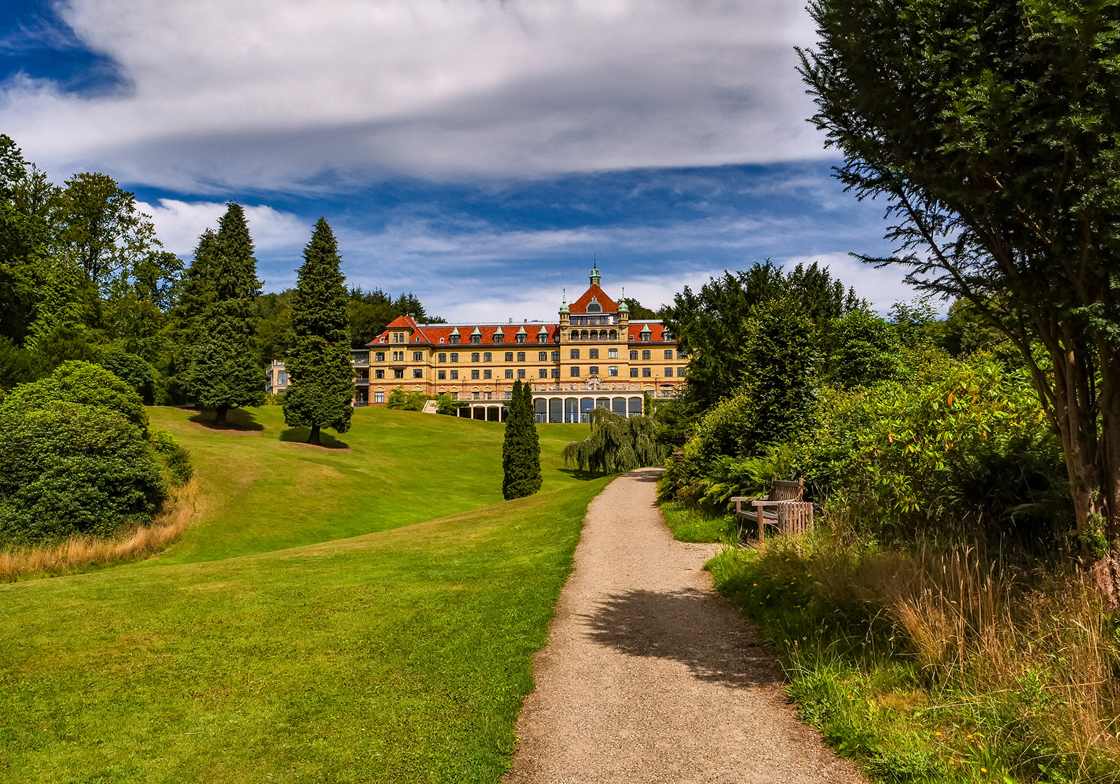 "Slottet i skoven" – Hotel Vejlefjords hovedbygning om sommeren