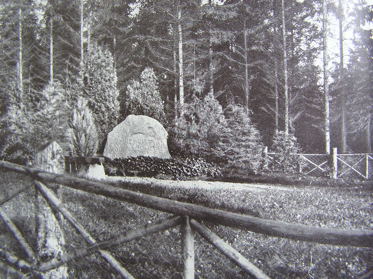 Både Chr. Saugman og han hustru er gravet i parken, hvor gravstedet stadig kan besøges