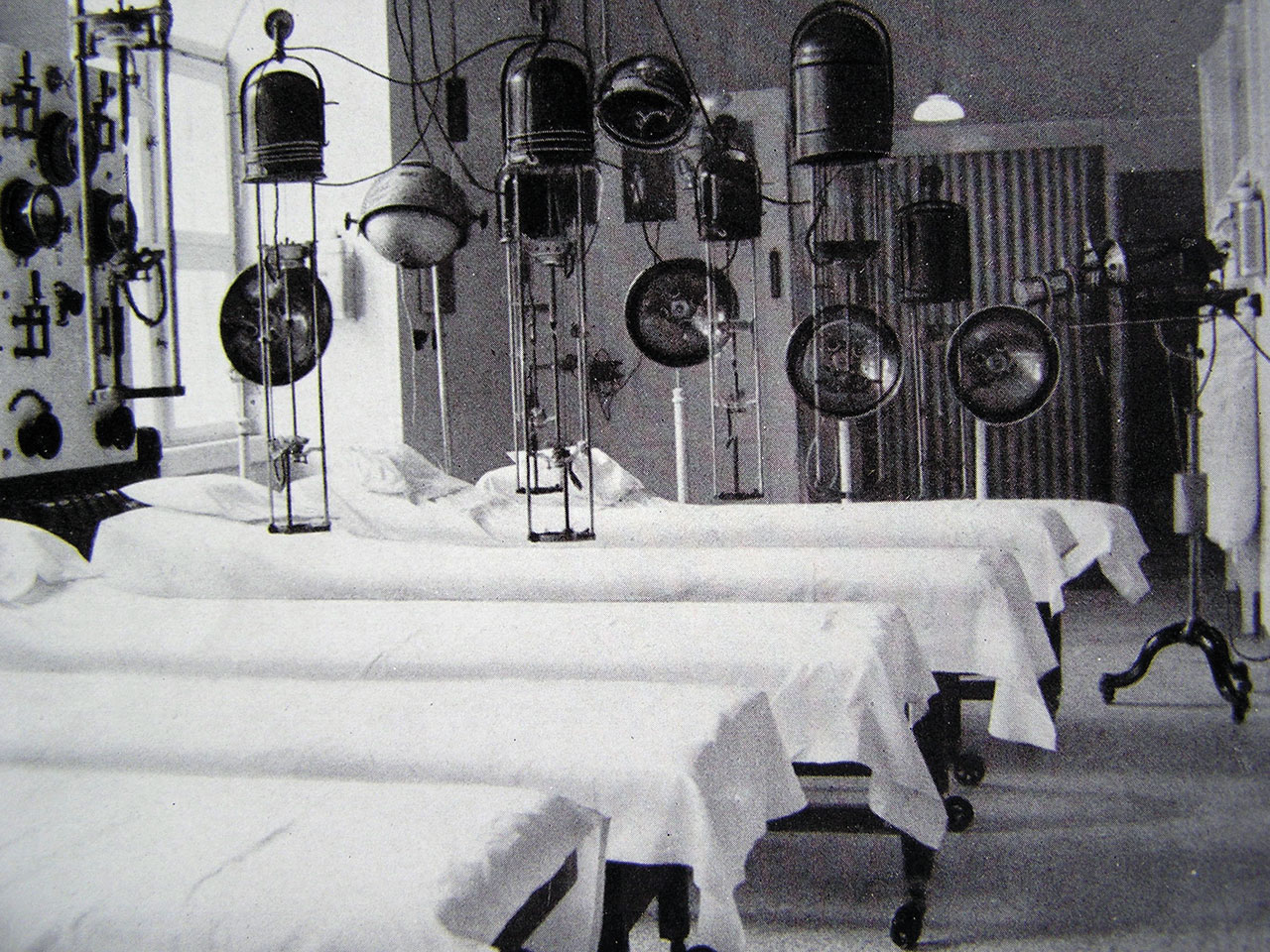 I 1915-1916 blev der tilbygget operationsstuer med apparatur til lyskure og røntgenstråler